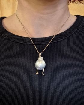Glasögonpippin Hjördis - 18K guldhänge med stor Tahitipärla