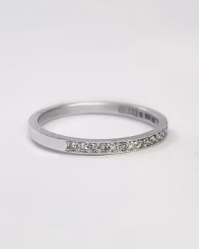 Alliansring i 18K vitguld med champagnebriljanter