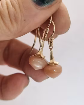 Änglatrumpet med Rosa Månsten - örhängen i 18K guld