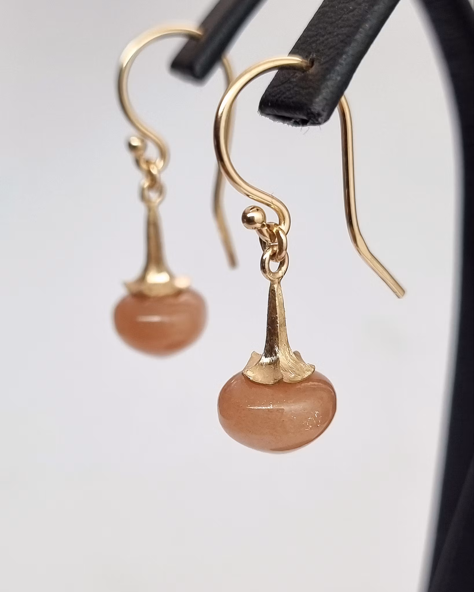 Änglatrumpet med Rosa Månsten - örhängen i 18K guld