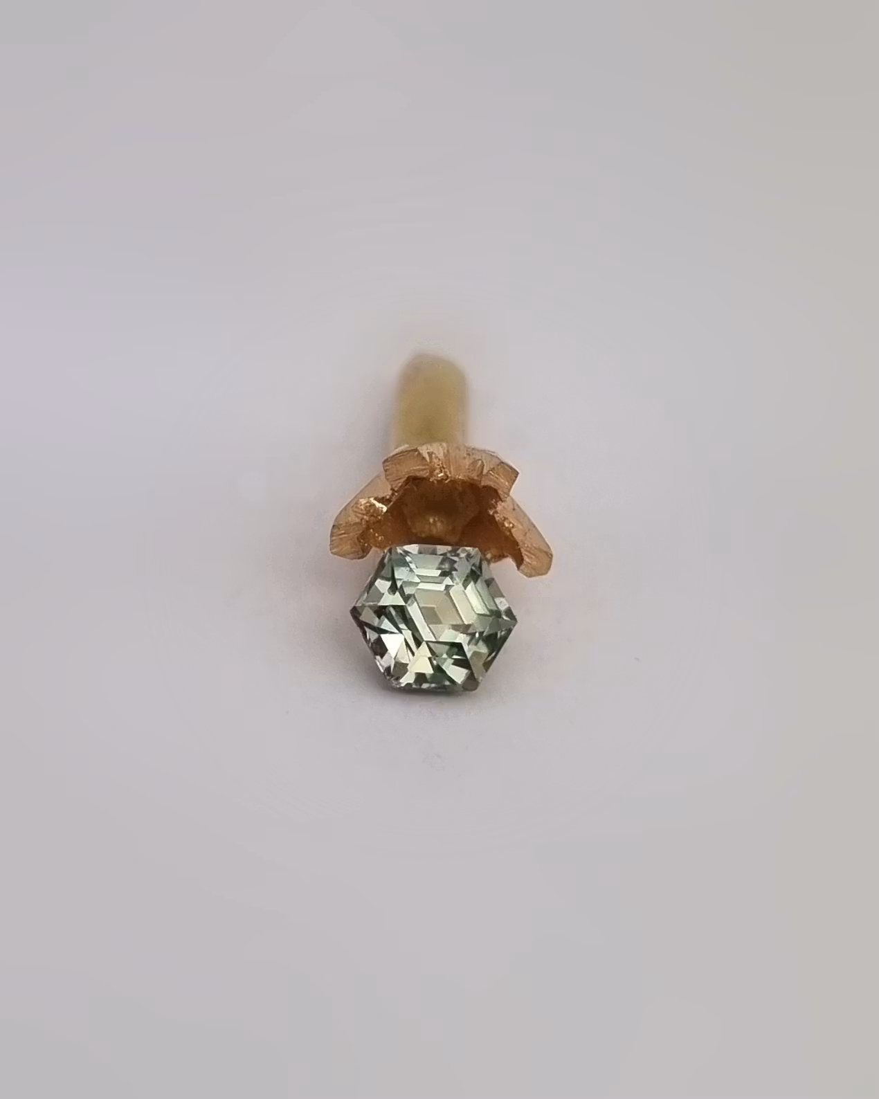 Grön safir hexagon - hängsmycke i 18K