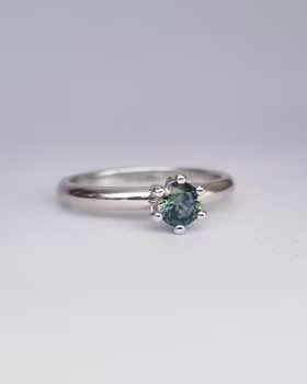 Precious Six - vitguldsring 18K med grön Safir 4,6 mm