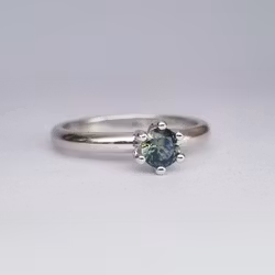 Precious Six - vitguldsring 18K med grön Safir 4,6 mm