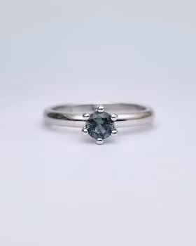 Precious Six - vitguldsring 18K med grön Safir 4,6 mm