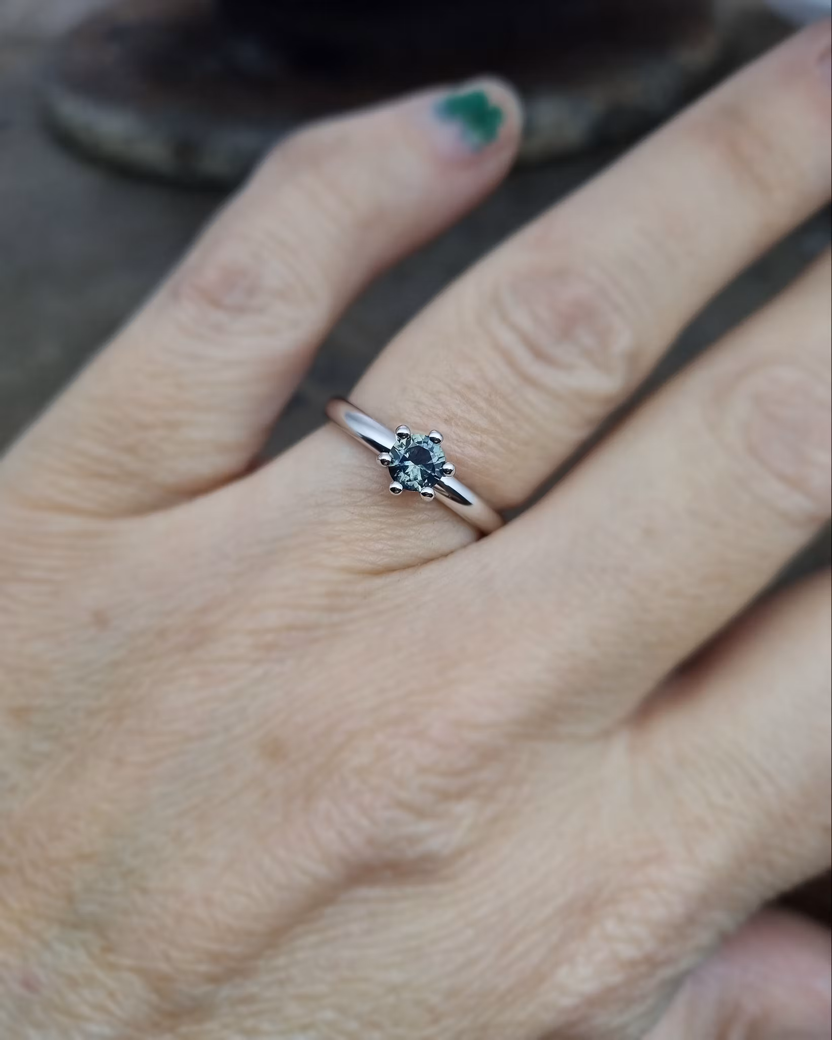 Precious Six - vitguldsring 18K med grön Safir 4,6 mm