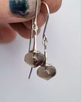 Änglatrumpet med Rökkvarts - örhängen i silver