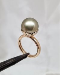 Queen Pistachio - Ring i 18K med Tahitipärla