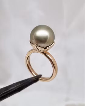 Queen Pistachio - Ring i 18K med Tahitipärla