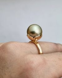 Queen Pistachio - Ring i 18K med Tahitipärla
