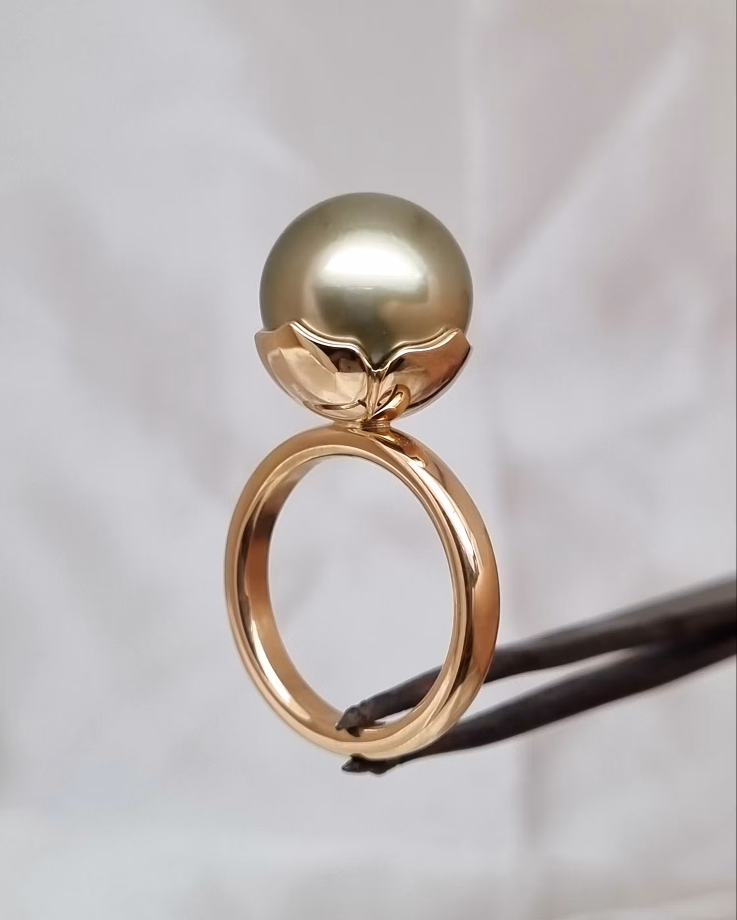 Queen Pistachio - Ring i 18K med Tahitipärla