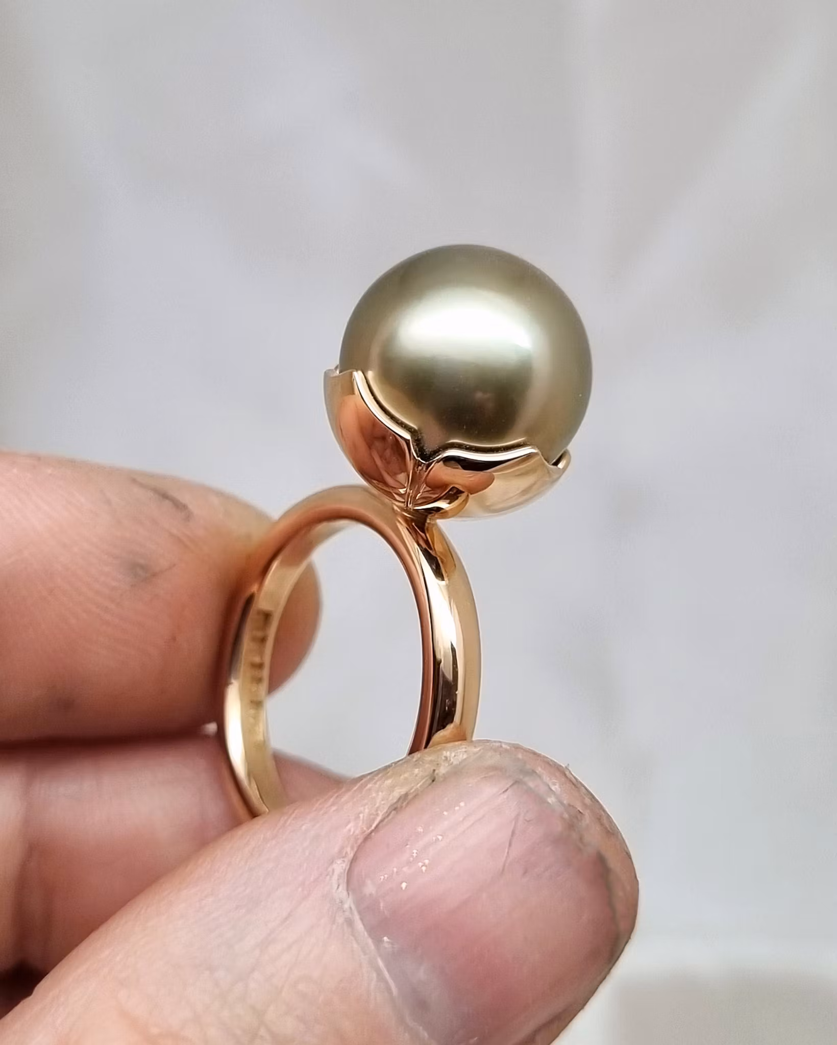 Queen Pistachio - Ring i 18K med Tahitipärla