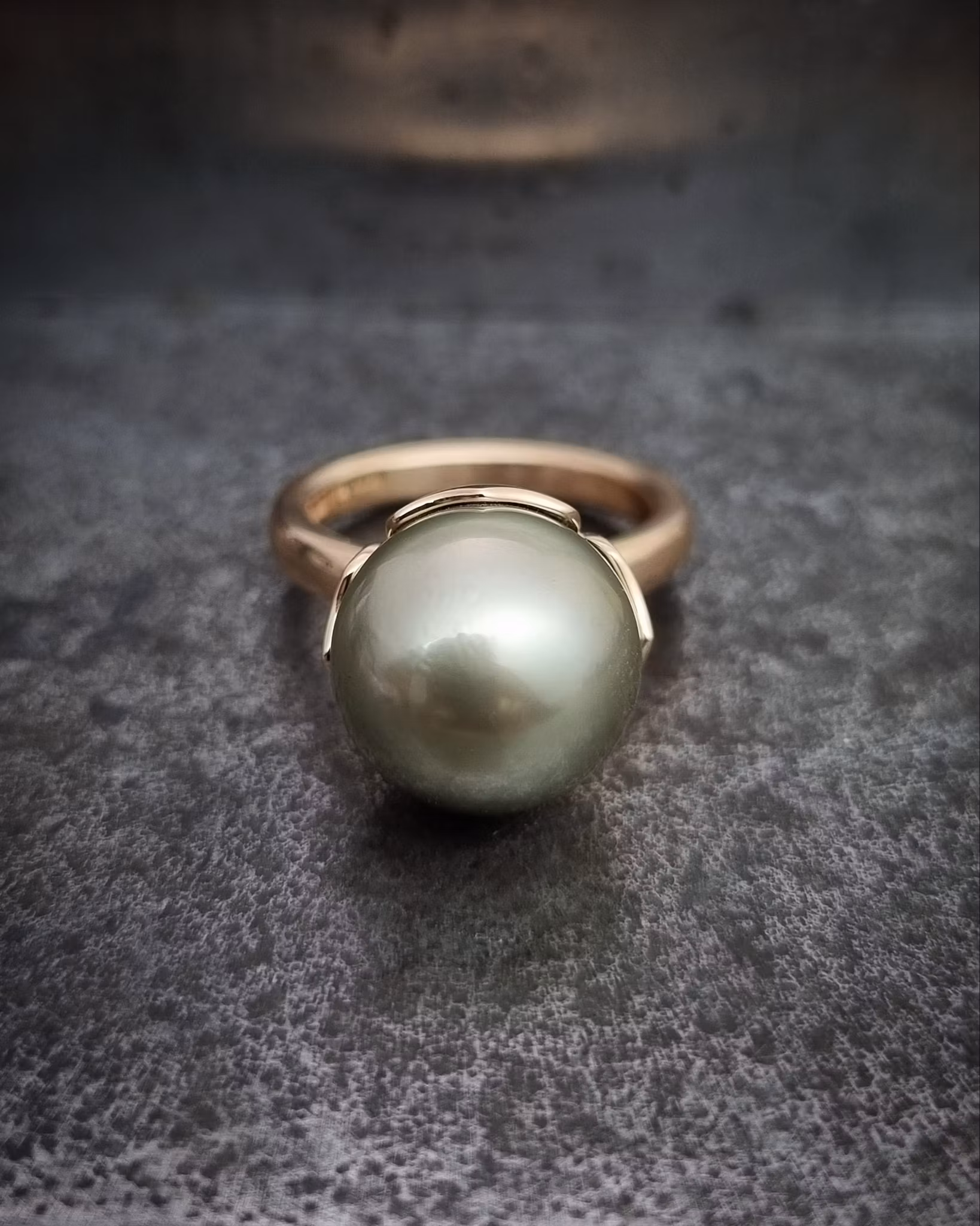 Queen Pistachio - Ring i 18K med Tahitipärla