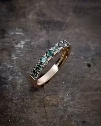 Tant Grön - Alliansring i 18K med gröna Safirer