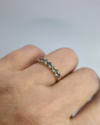 Tant Grön - Alliansring i 18K med gröna Safirer