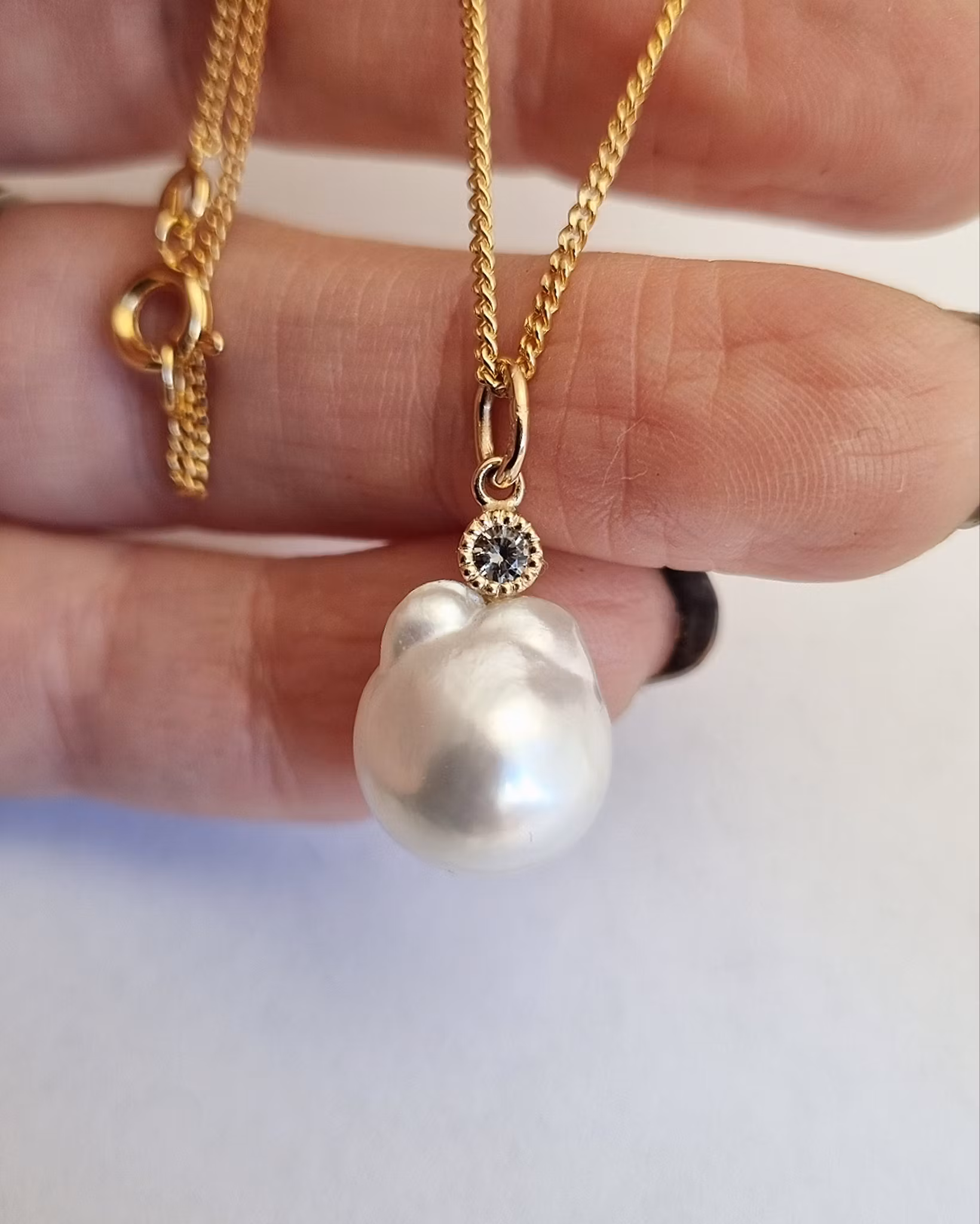 Söderhavspärla med Safir - hänge i 18K