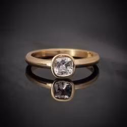 Frostnatt - Safirring i 18K guld