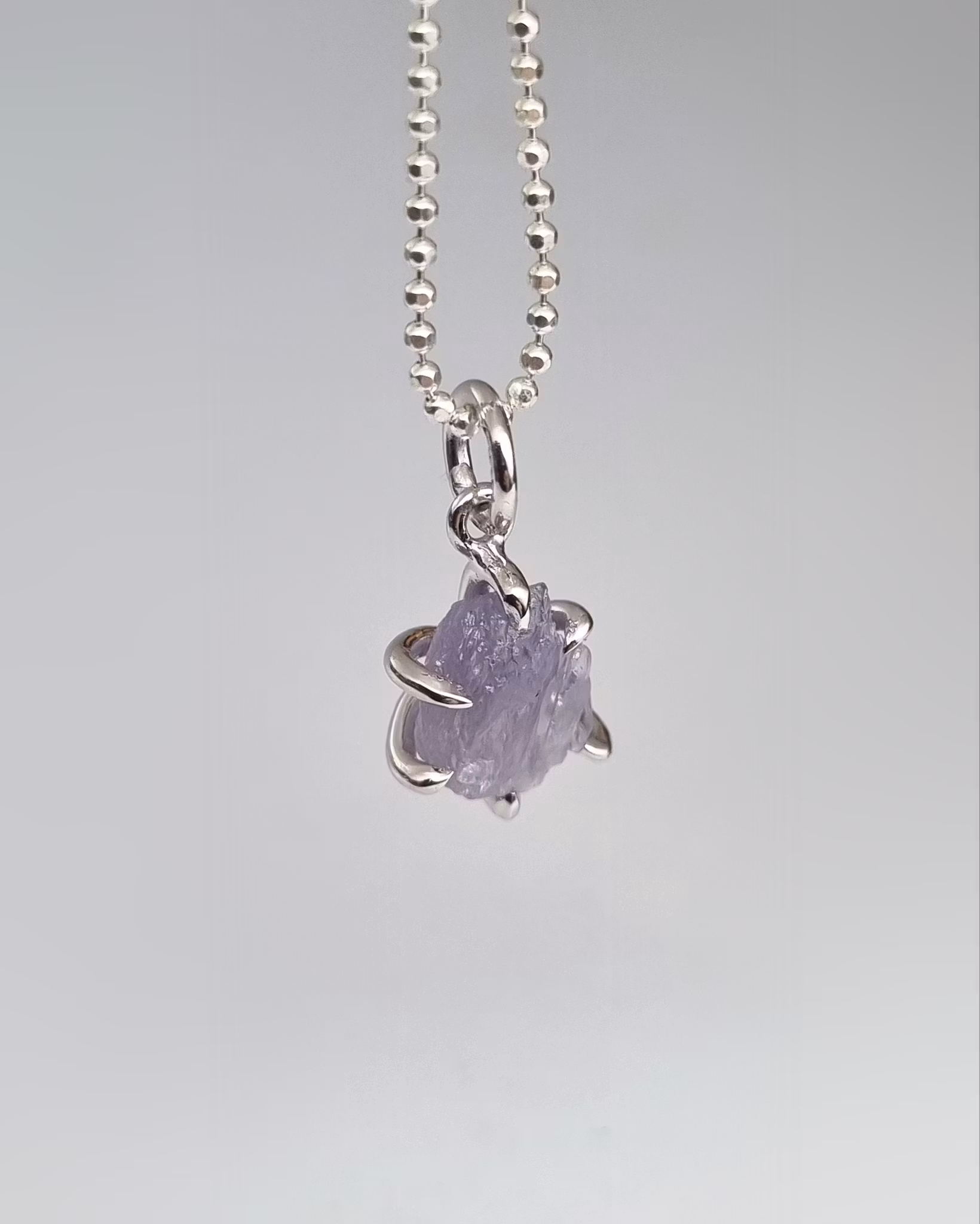 Rosalila råsafir 2.68 ct - hänge i 18K vitguld