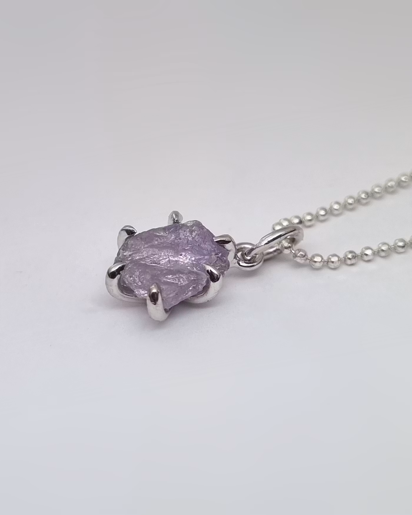 Rosalila råsafir 2.68 ct - hänge i 18K vitguld