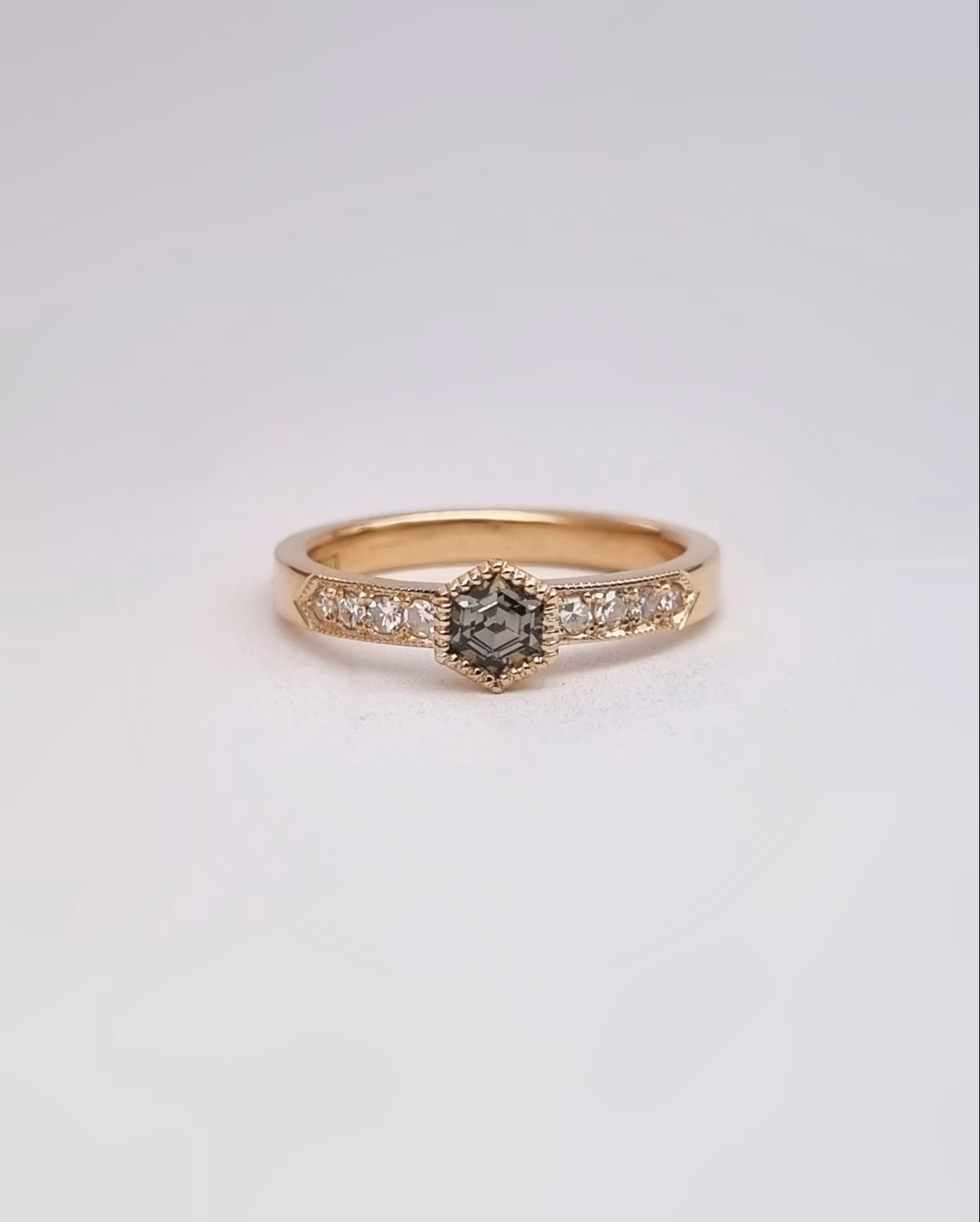 Omarbetning 'Skogsrå' - Safir & diamantring i 18K