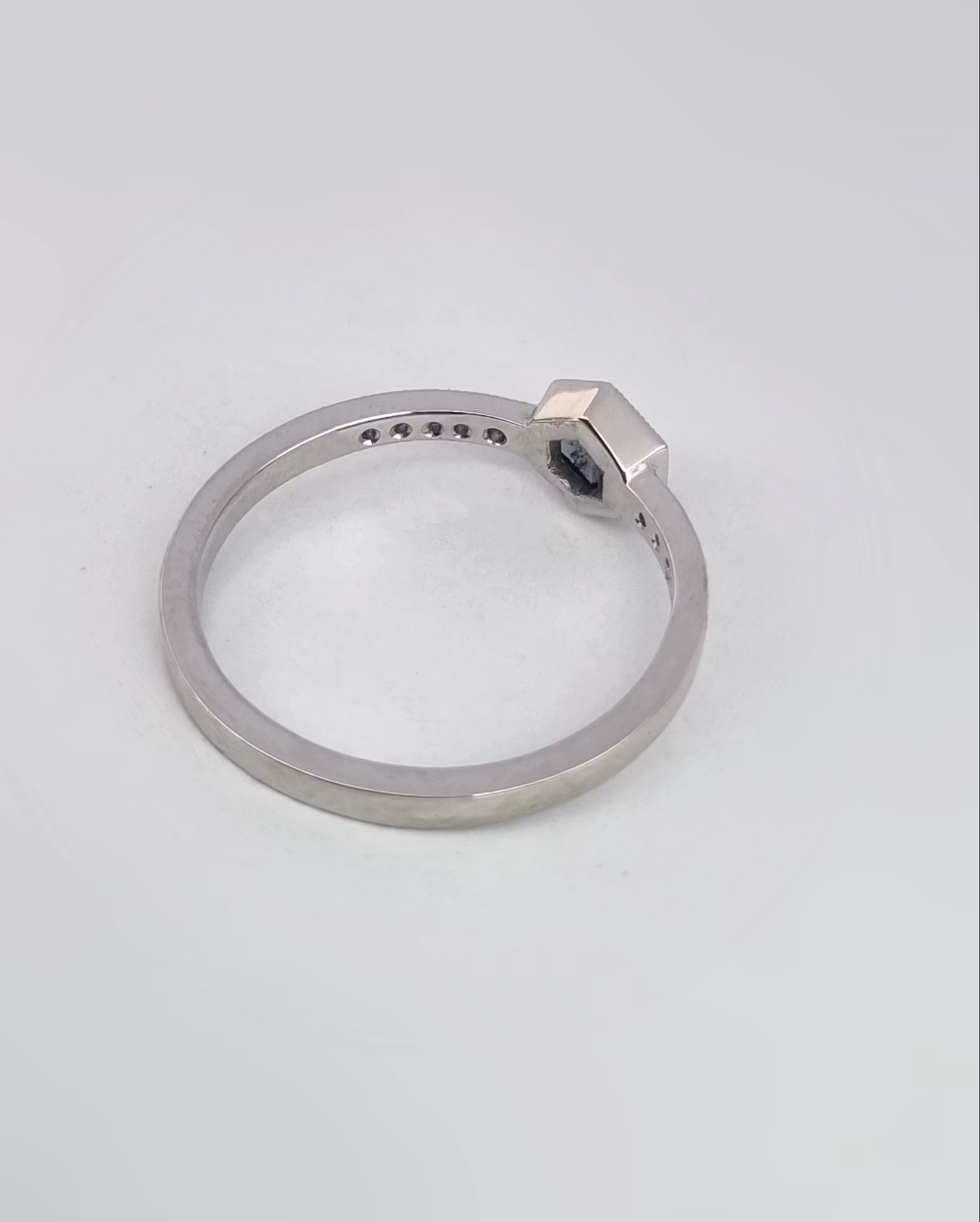 Vårlava -TealSafir & diamantring i 18K vitguld