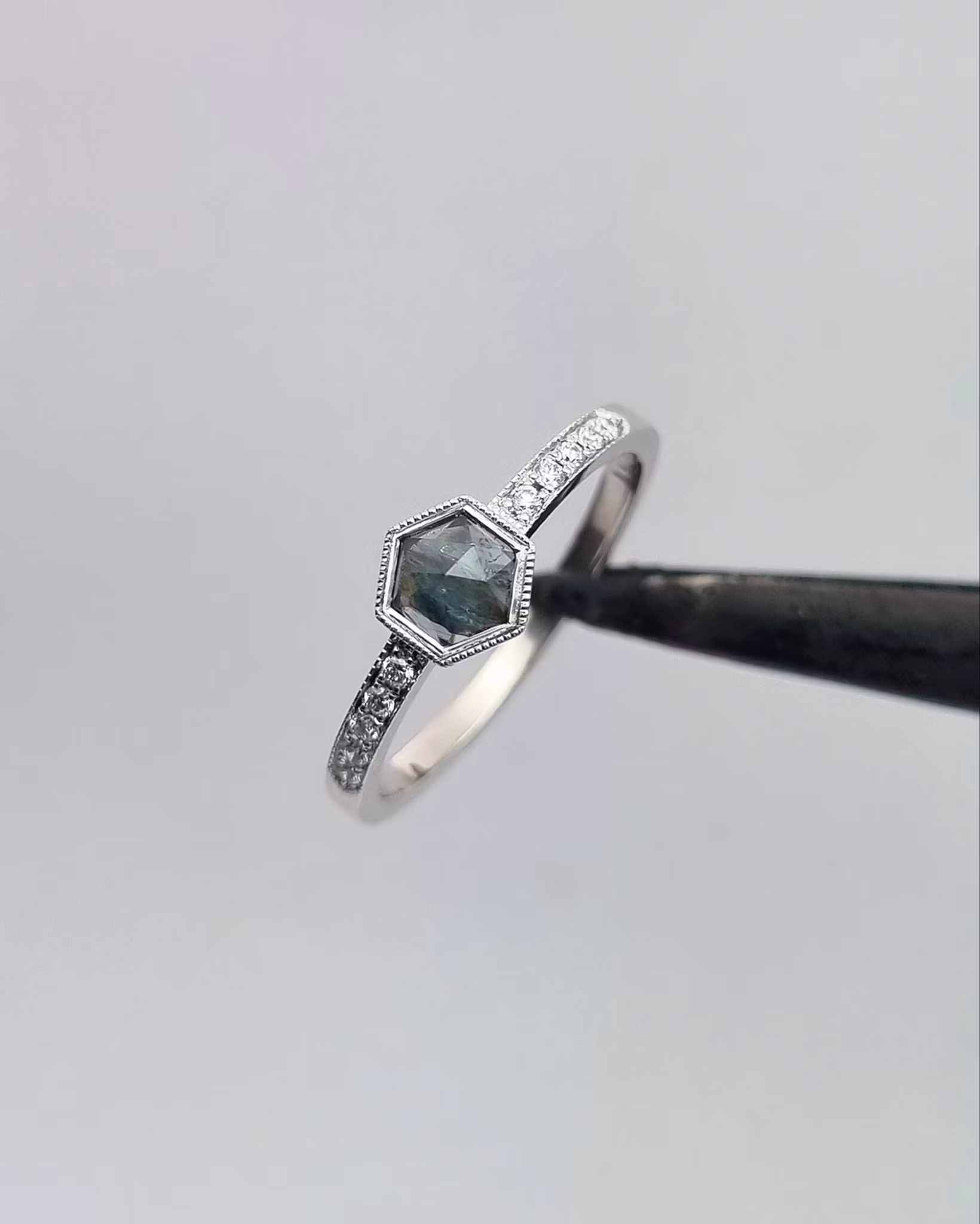 Vårlava -TealSafir & diamantring i 18K vitguld