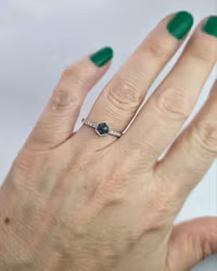 Vårlava -TealSafir & diamantring i 18K vitguld