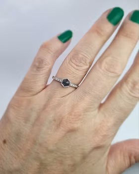 Vårlava -TealSafir & diamantring i 18K vitguld