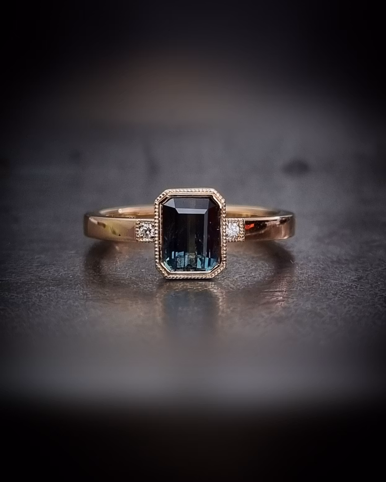 Fröken Fiona - Safir och diamantring i 18K guld