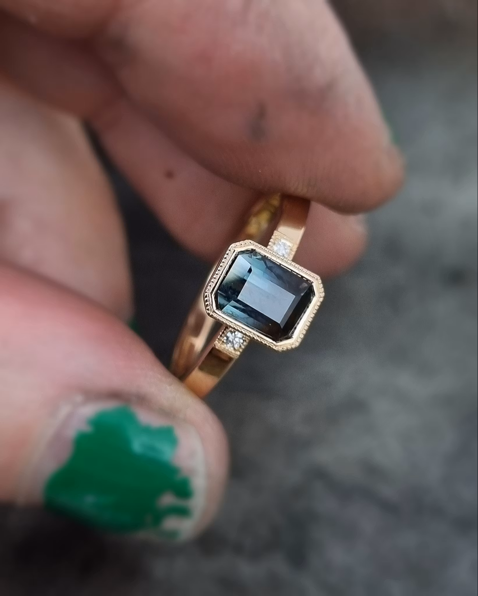 Fröken Fiona - Safir och diamantring i 18K guld
