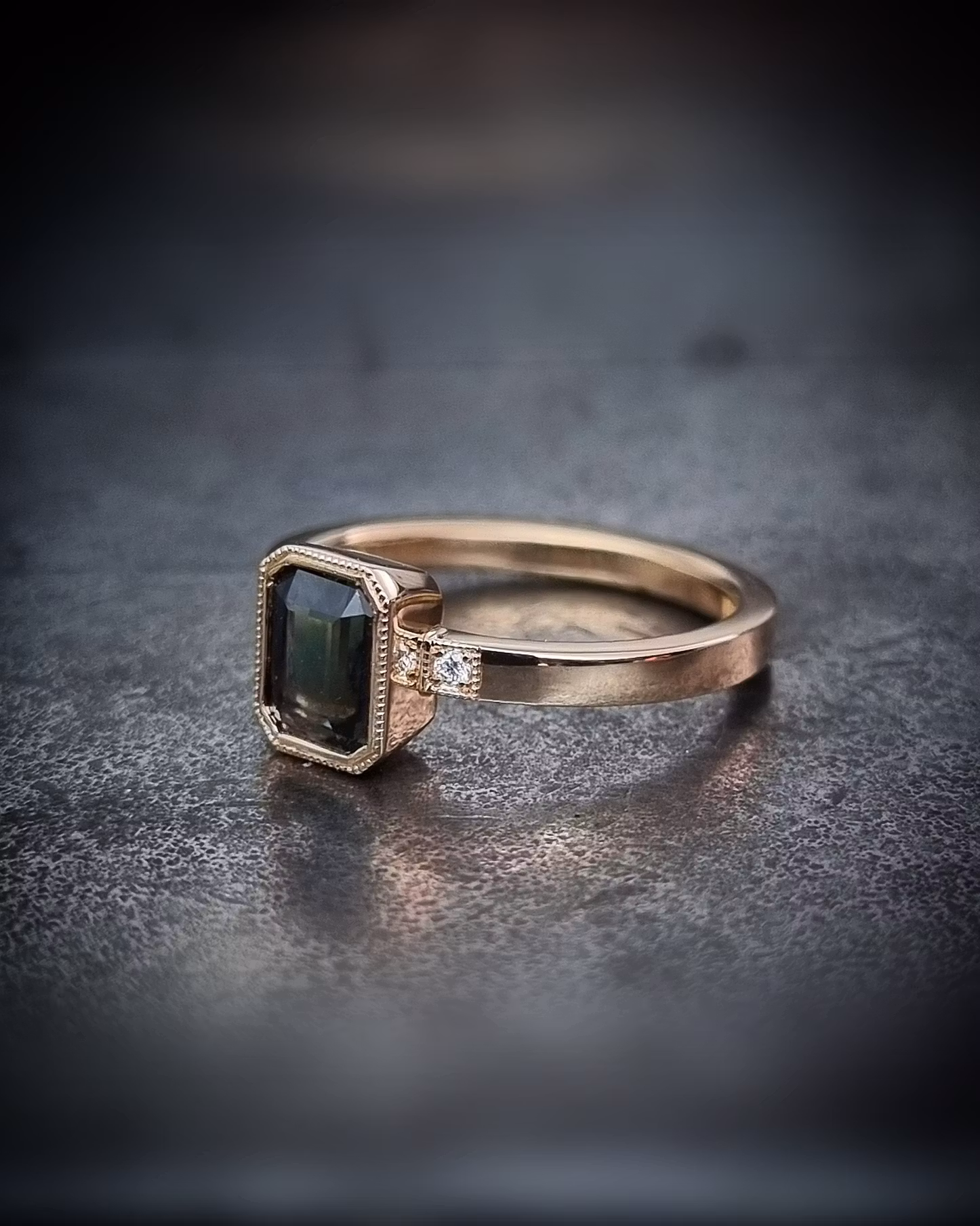Fröken Fiona - Safir och diamantring i 18K guld
