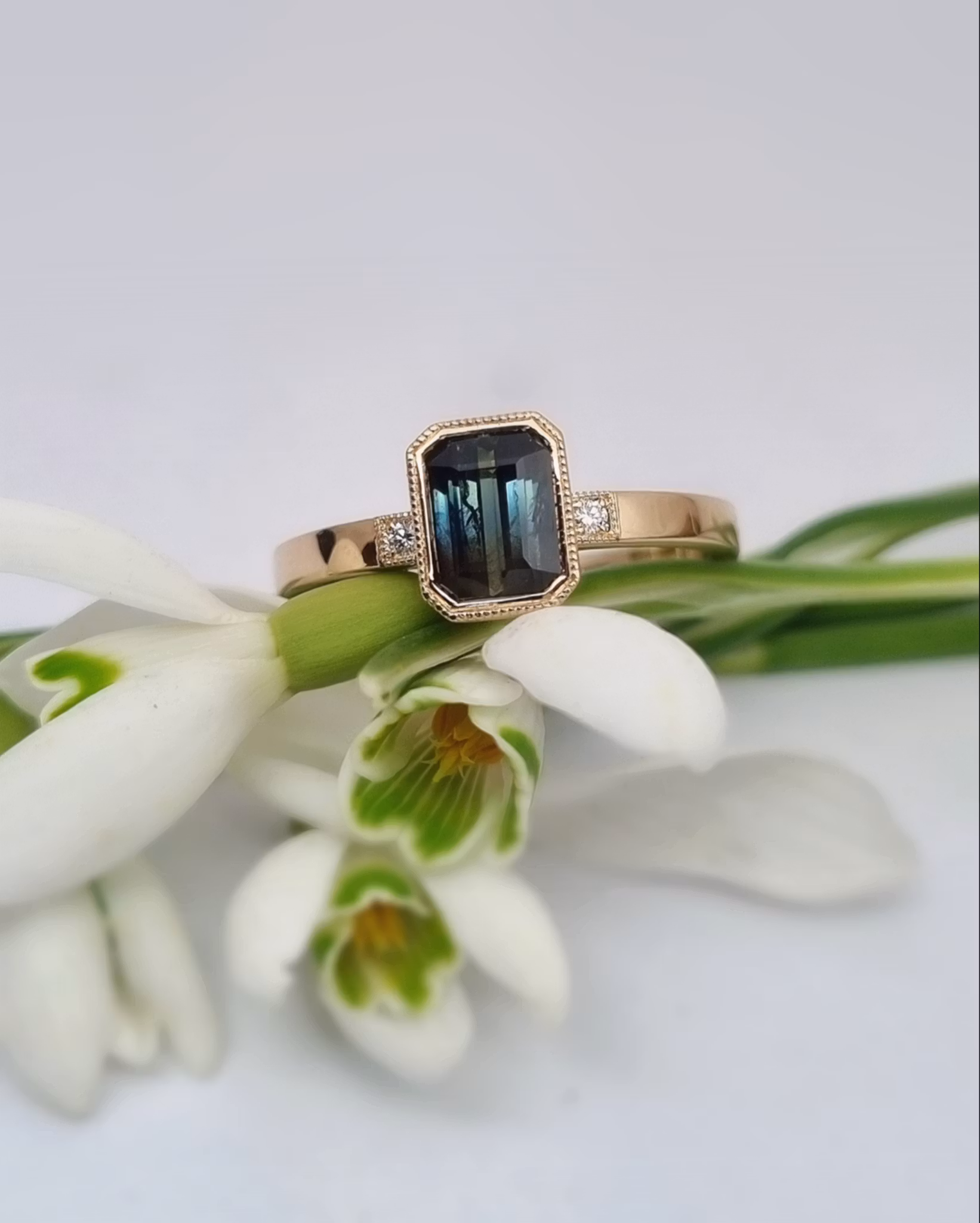 Fröken Fiona - Safir och diamantring i 18K guld
