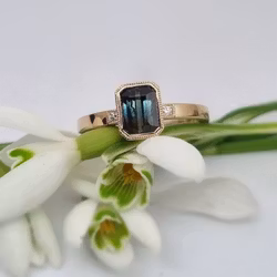 Fröken Fiona - Safir och diamantring i 18K guld