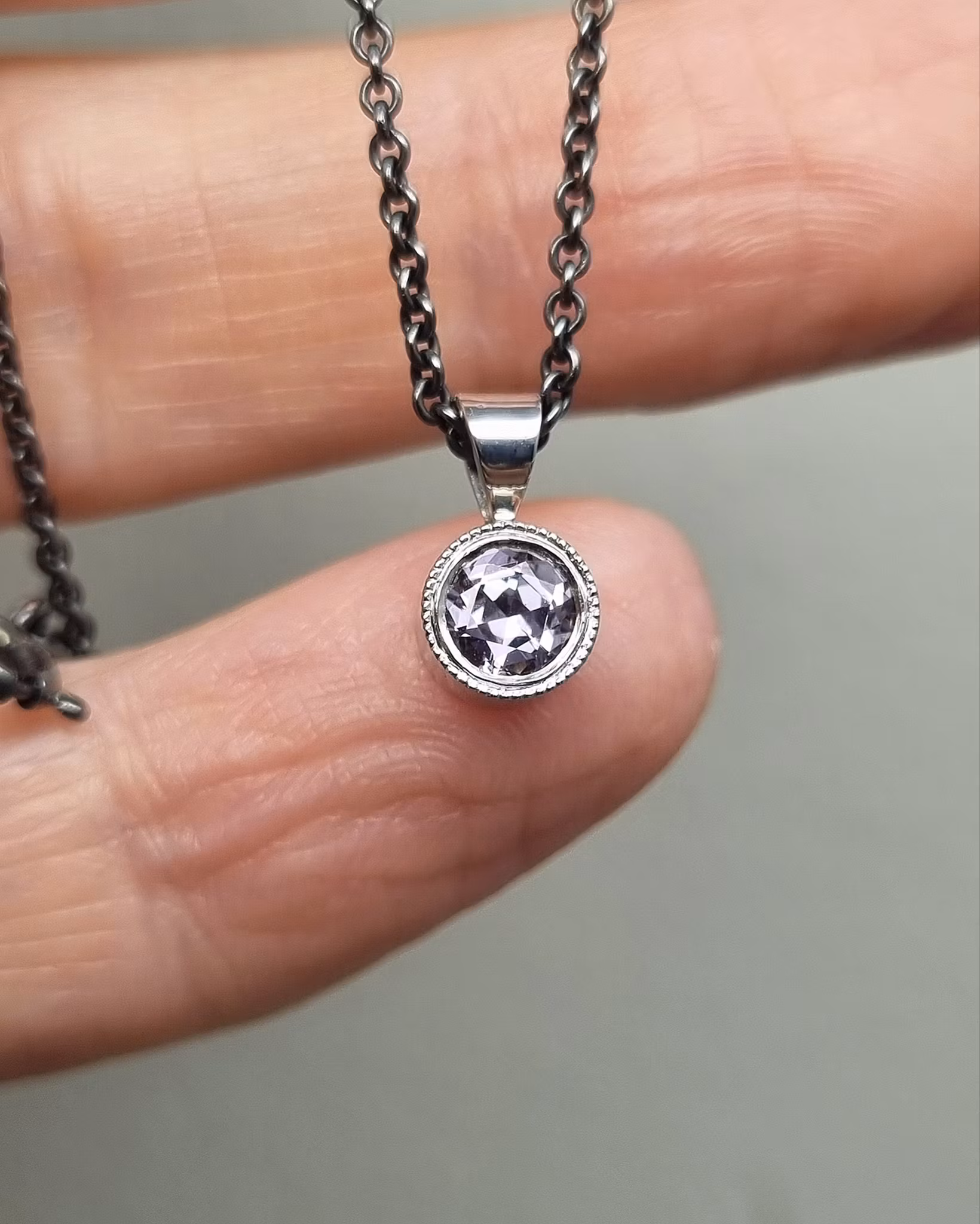 Lavendelfärgad Safir - hänge i 18K vitguld
