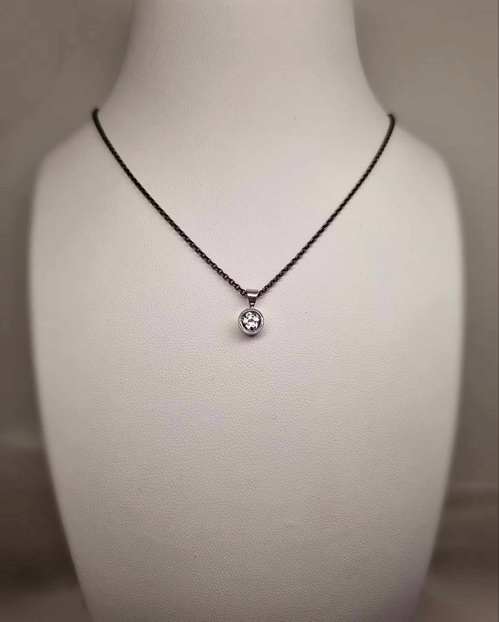 Lavendelfärgad Safir - hänge i 18K vitguld