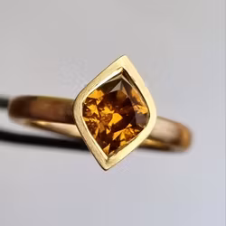 Eldfluga - unik Safirring i 18K guld