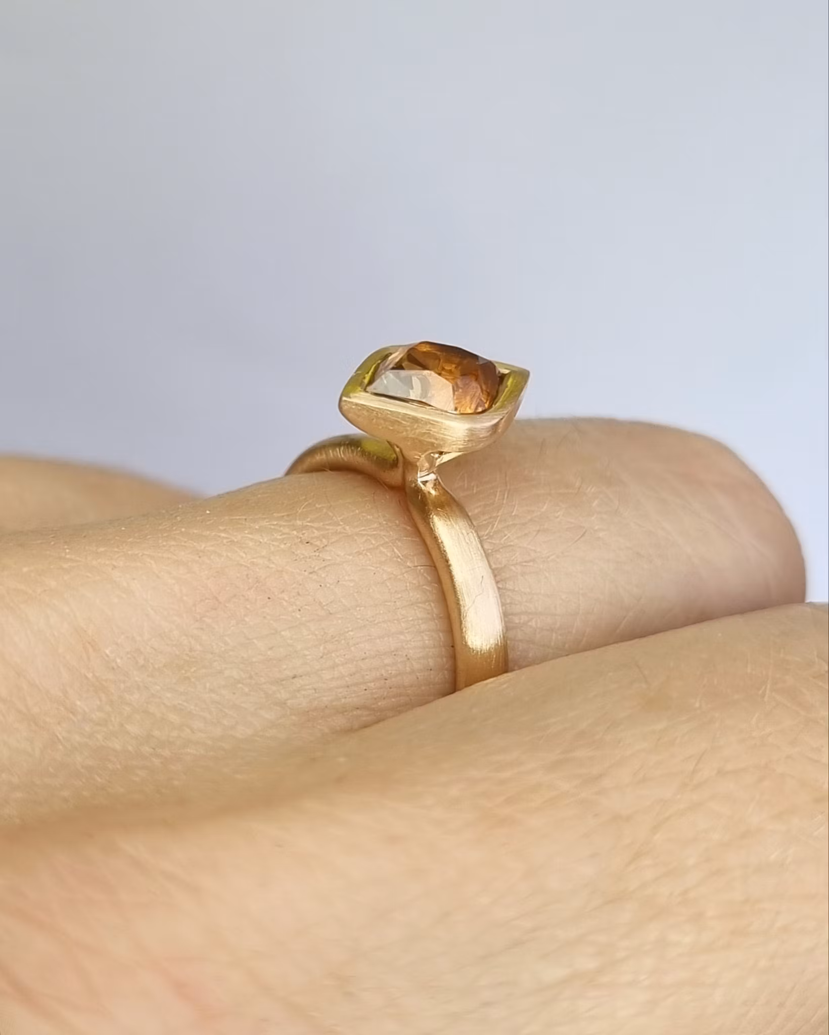 Eldfluga - unik Safirring i 18K guld