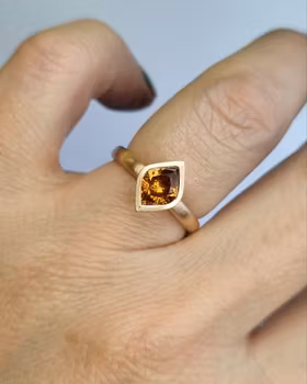 Eldfluga - unik Safirring i 18K guld