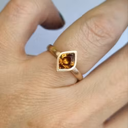 Eldfluga - unik Safirring i 18K guld