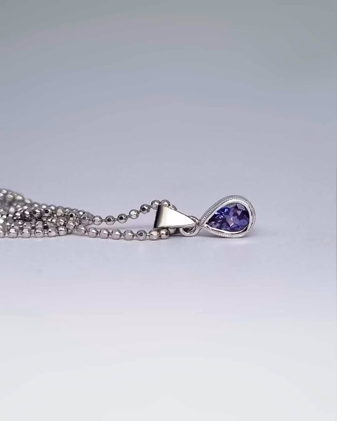 Droppslipad antikviolett Safir - hänge i 18K vitguld