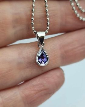 Droppslipad antikviolett Safir - hänge i 18K vitguld