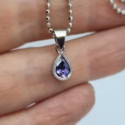 Droppslipad antikviolett Safir - hänge i 18K vitguld