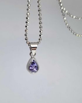 Droppslipad antikviolett Safir - hänge i 18K vitguld