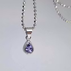 Droppslipad antikviolett Safir - hänge i 18K vitguld