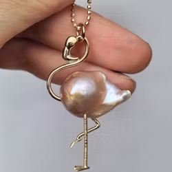 Flamingon Gertrud - pärlhänge i 18K guld