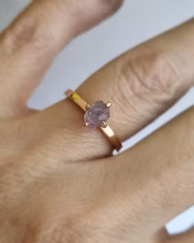 Precious Raw - Solitär med lilarosa råsafir
