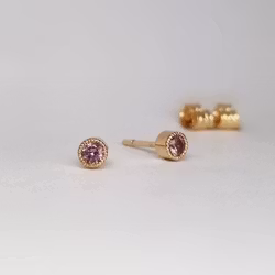 Studs med antikrosa Spineller fairtrade - örhängen i 18K