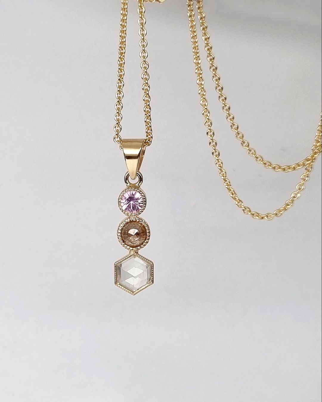 Gnistrande mix & match - Safir och diamanthänge i 18K guld