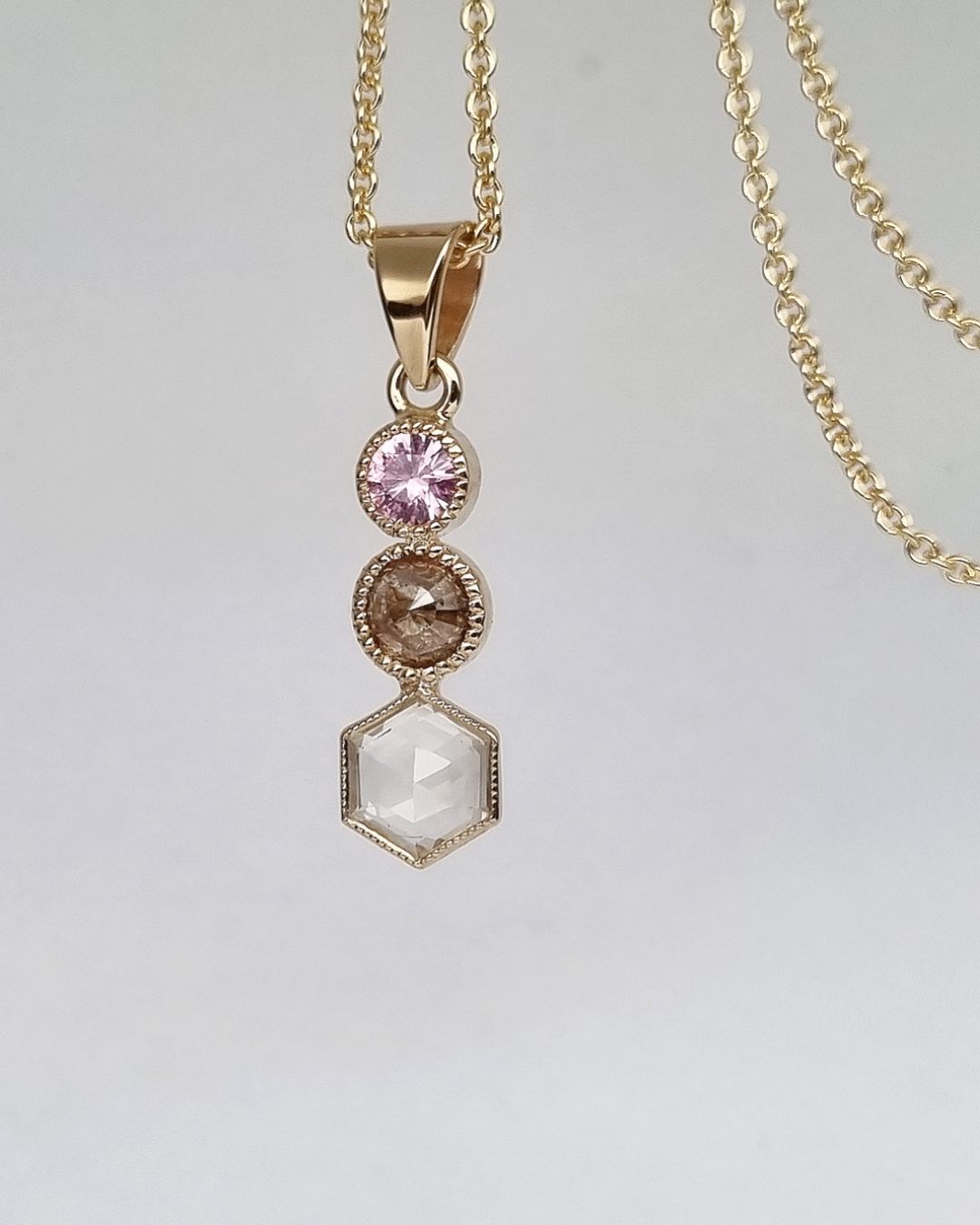 Gnistrande mix & match - Safir och diamanthänge i 18K guld