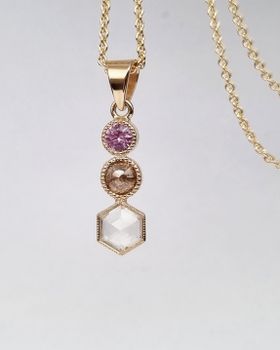 Gnistrande mix & match - Safir och diamanthänge i 18K guld
