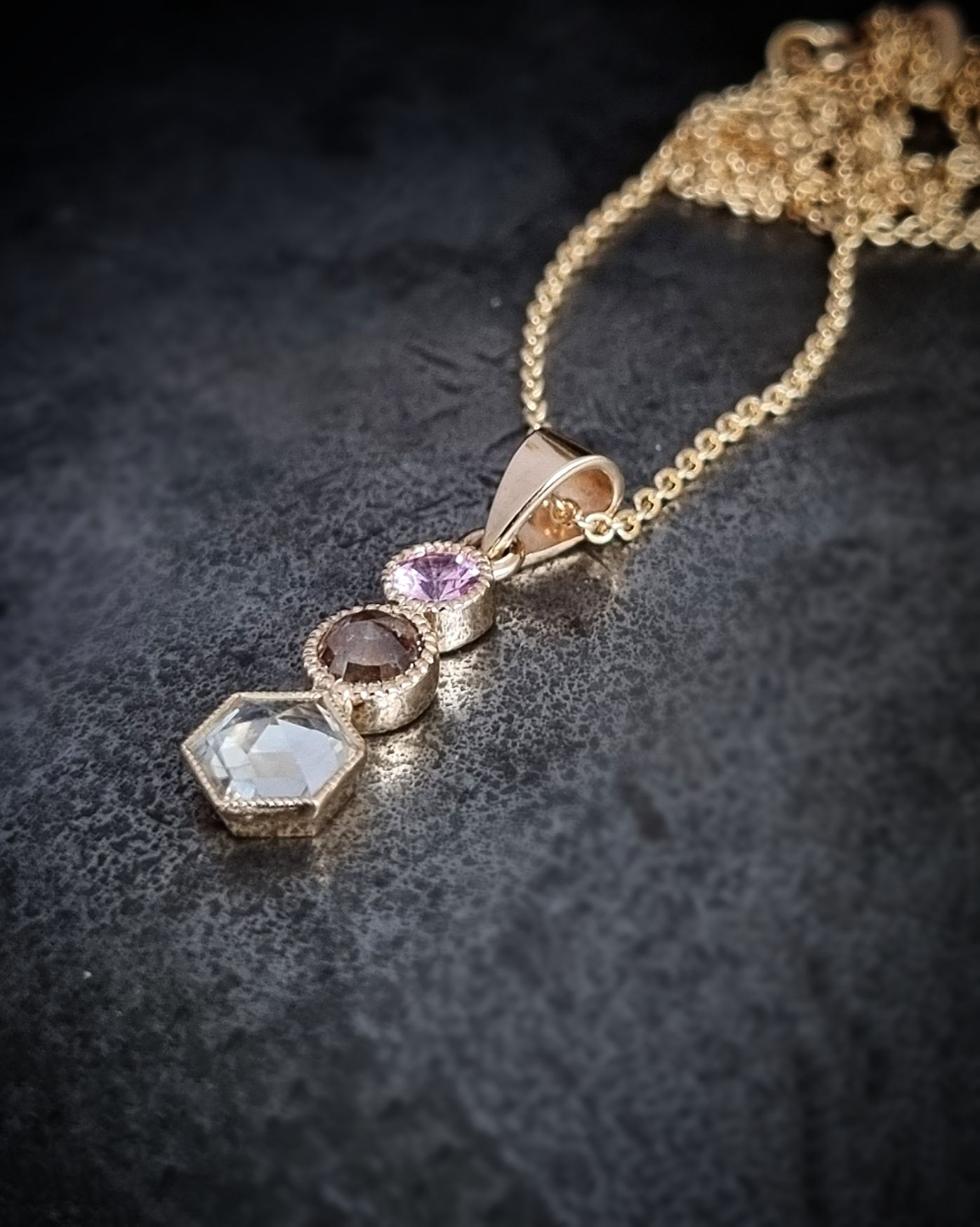Gnistrande mix & match - Safir och diamanthänge i 18K guld
